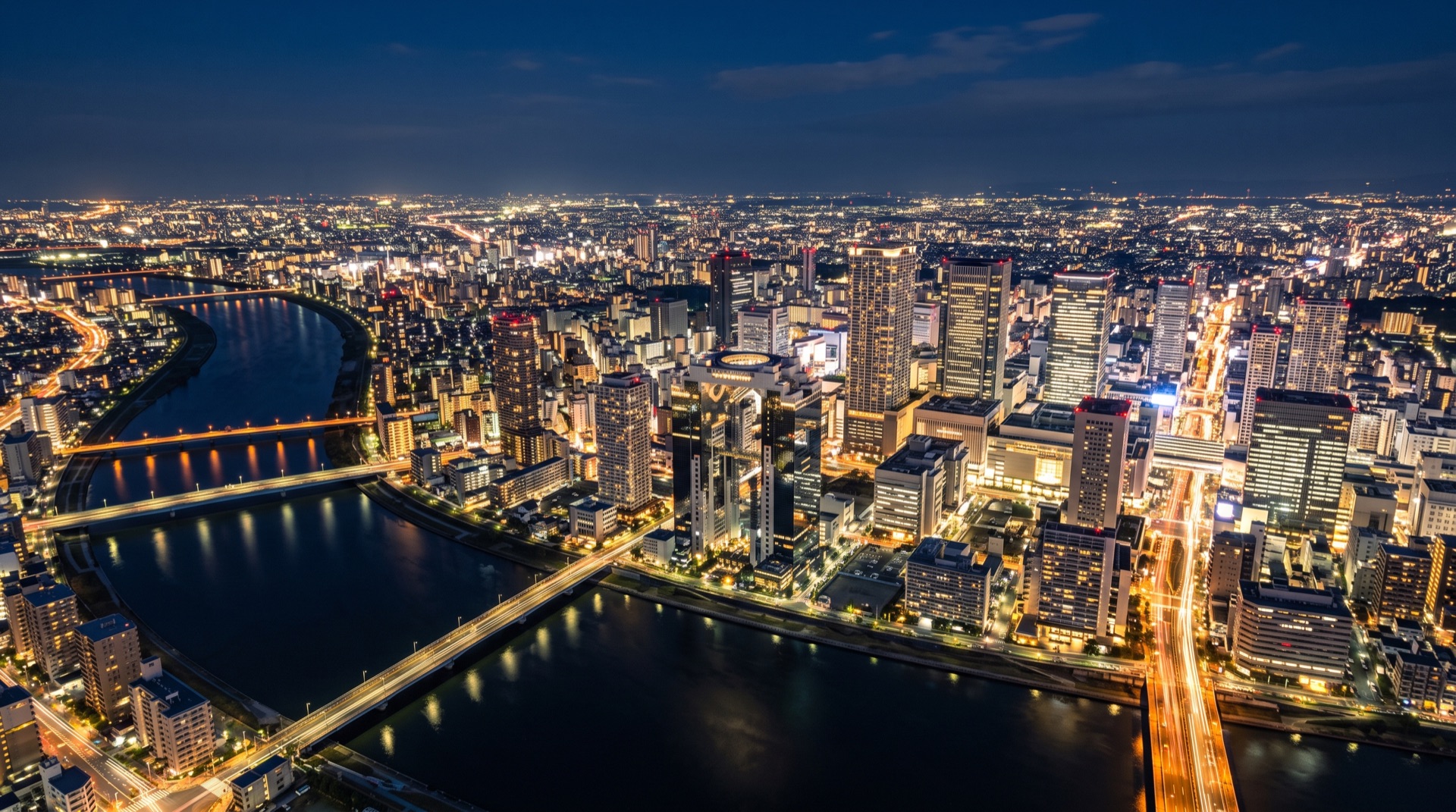 拠点である大阪の夜景 — 光の広がる街並み